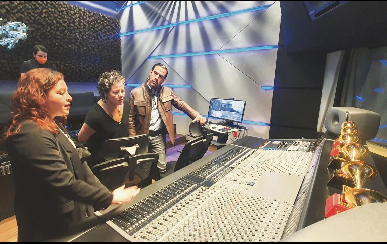Carolina Antón. de 3BH, explica a Lourdes González, Secretaria de Cultura Jalisco, y Esteban Estrada, director de la Agencia Estatal de Entretenimiento de Jalisco, el funcionamiento de la tecnología de CHG Recording Studio. ESPECIAL