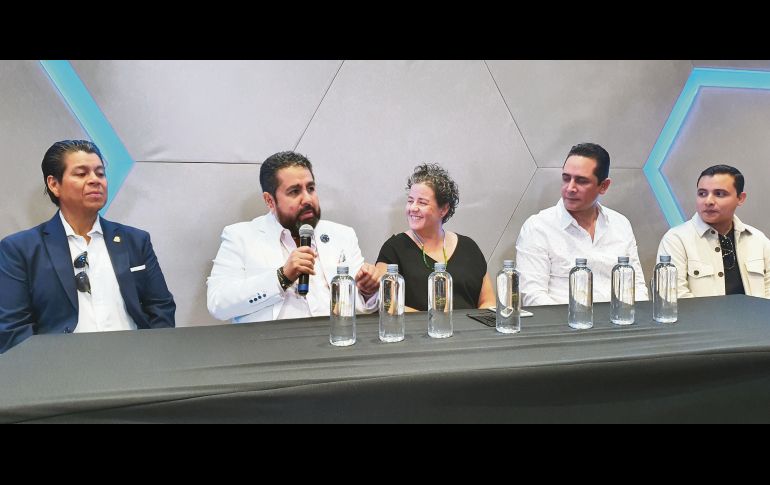 Claudio Ríos. director musical del Mariachi Internacional CHG; Gamaliel Contreras Huerta, presidente y fundador de Punto CHG; Lourdes González, Secretaria de Cultura Jalisco; Alejandro Ramírez, director operativo de CHG Recording Studio, y el talento musical Brian Sandoval, presentando las instalaciones de CHG Recording Studio. ESPECIAL