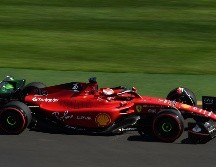 En el primer día sobre el asfalto de Australia, el mejor tiempo fue para Charles Leclerc, que superó por 245 milésimas a su principal rival a lo largo de la temporada, el neerlandés Max Verstappen. EFE / J. Ross