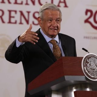 AMLO analiza reformar ley minera para proteger litio