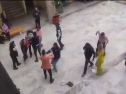 La pelea inició de manera verbal entre la madre y el padre del hijo de ambos, fue entonces que la abuela paterna del menor intervino. ESPECIAL/Captura de video