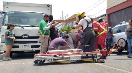 Un hombre de 50 años de edad se reporta grave de salud tras caer en el manubrio de su bicicleta en Guadalajara. ESPECIAL