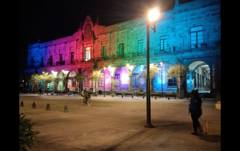 El Palacio municipal fue alumbrado por los colores de la bandera gay luego de aprobarse el matrimonio igualitario.  EL INFORMADOR / E. Olvera