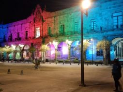 El Palacio municipal fue alumbrado por los colores de la bandera gay luego de aprobarse el matrimonio igualitario.  EL INFORMADOR / E. Olvera