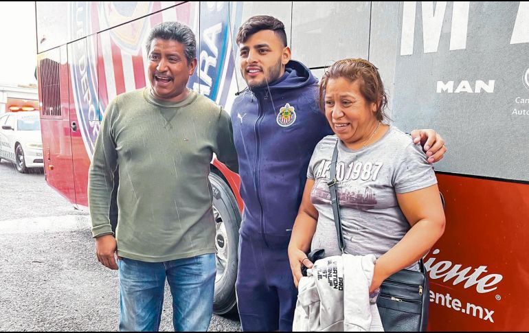 El Rebaño viajó a Toluca en autobús, pero  el transporte rojiblanco tuvo una falla y llegaron más tarde de lo esperado, lo que algunos aficionados aprovecharon. ESPECIAL