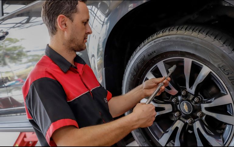 Revisa la presión de inflado y nivel de desgaste de los neumáticos para tener un viaje más seguro. ESPECIAL