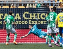 Dentro del Estadio Nuevo Mirandilla el Betis de Andrés Guardado y Diego Lainez le dio la vuelta al marcador para imponerse en su visita al Cádiz. EFE / R. Ríos