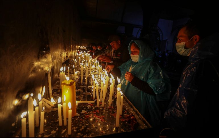 Los fieles caminan 40 kilómetros a través de los Andes, de Ambato a Baños de Agua Santa. EFE/J. Jácome
