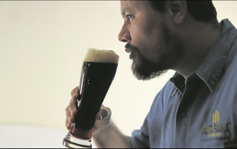 Adrián ha colaborado con distintas cerveceras, lo que le ha dado la experiencia suficiente para crear su propia empresa “Alta Rabia”. ESPECIAL