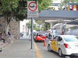 Un taxista tiró un cono para estacionarse en una zona prohibida en Dionisio Rodríguez. EL INFORMADOR/A. Camacho