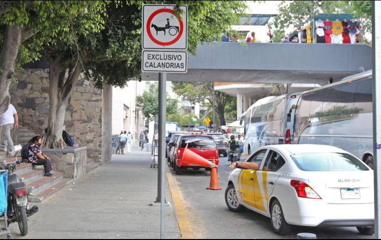 Un taxista tiró un cono para estacionarse en una zona prohibida en Dionisio Rodríguez. EL INFORMADOR/A. Camacho