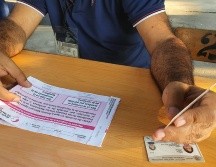 Otros ciudadanos acudieron a la casilla y por no encontrarla abierta desistieron de emitir su voto y se retiraron para irse a trabajar. EL INFORMADOR / G. Gallo