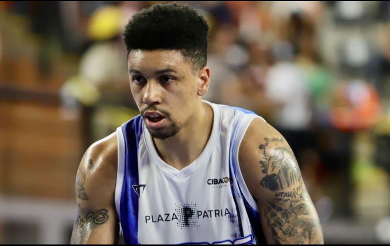 Tan sólo en el último partido, el estadounidense finalizó como líder de Astros en tres departamentos: encestó 18 puntos, ganó nueve rebotes y dio cuatro asistencias. TWITTER/@AstrosJalisco