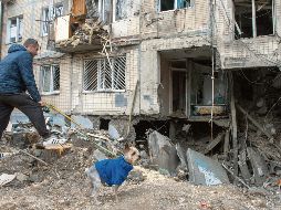 Destrucción. Autoridades evalúan la cantidad de daños causados en la ocupación rusa. EFE