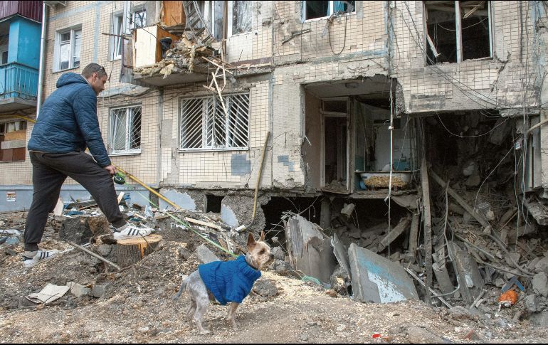 Destrucción. Autoridades evalúan la cantidad de daños causados en la ocupación rusa. EFE