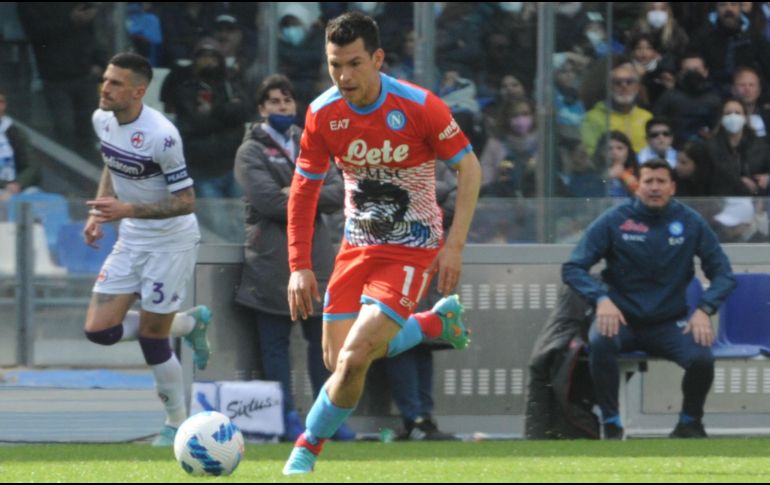 Muy cerca. El delantero mexicano pudo acercar a los napolitanos en el marcador, pero el mexicano fue señalado en posición adelantada. EFE