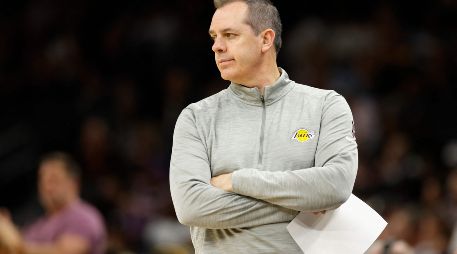 Frank Vogel, de 48 años, que llevó a los Lakers al campeonato de la NBA en 2020, deja el equipo tras tres temporadas. AFP / ARCHIVO