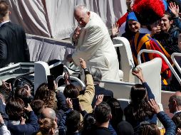 El Papa Francisco saluda a los fieles durante la ceremonia del Domingo de Ramos. EFE/G. Lami