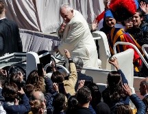 El Papa Francisco saluda a los fieles durante la ceremonia del Domingo de Ramos. EFE/G. Lami
