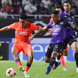 ¡Mala leche! Acusan mala intención en patada que dejará fuera toda la temporada a Carlos Rodríguez