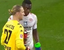 Moussa Niakhité, se volvió el centro de atención luego de que el árbitro detuviera un momento el juego para que él rompiera el ayuno. ESPECIAL