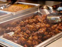 El pollo a la naranja es uno de sus platillos más reconocidos. FACEBOOK/@QinOrientalFood