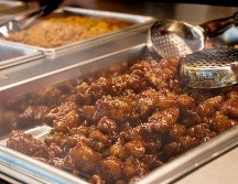 El pollo a la naranja es uno de sus platillos más reconocidos. FACEBOOK/@QinOrientalFood