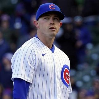 Castigan a pitcher de los Cachorros por darle un pelotazo a su rival de los Cerveceros