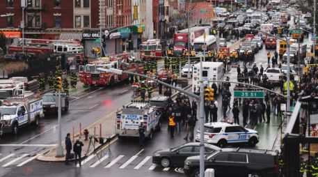 Al menos 13 personas resultaron heridas durante el caos que se desató en una estación del barrio de Sunset Park de Brooklyn, de acuerdo con el Departamento de Bomberos de Nueva York. EFE / J. Lane