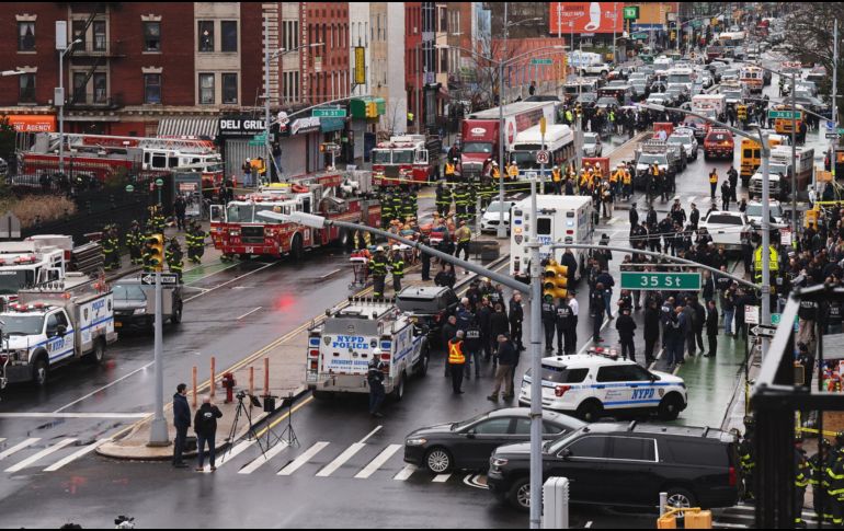 Al menos 13 personas resultaron heridas durante el caos que se desató en una estación del barrio de Sunset Park de Brooklyn, de acuerdo con el Departamento de Bomberos de Nueva York. EFE / J. Lane