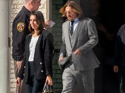 El actor Johnny Depp sale acompañadp de sus abogados tras su primer día en el juzgado del condado de Fairfax, Virginia. EFE/S. Thew
