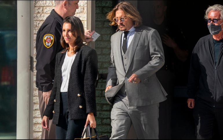 El actor Johnny Depp sale acompañadp de sus abogados tras su primer día en el juzgado del condado de Fairfax, Virginia. EFE/S. Thew