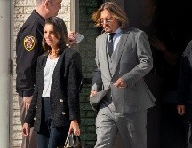 El actor Johnny Depp sale acompañadp de sus abogados tras su primer día en el juzgado del condado de Fairfax, Virginia. EFE/S. Thew