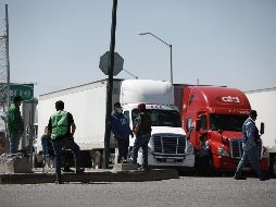 Transportistas hacen fila para ser inspeccionados, en el Puente Internacional Zaragoza, hoy, en ciudad Juárez, en el estado de Chihuahua. EFE/L. Torres