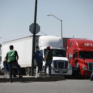 Estiman pérdidas millonarias diarias por revisiones a camioneros en la frontera