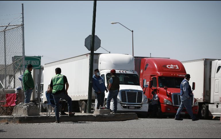 Transportistas hacen fila para ser inspeccionados, en el Puente Internacional Zaragoza, hoy, en ciudad Juárez, en el estado de Chihuahua. EFE/L. Torres
