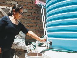 APOYO. Ana Luz Aguilar fue una de las beneficiarias del programa “Nido de Lluvia”. A nueve meses de la instalación del equipo, ella ha aprovechado para guardar el líquido. “No lo tenemos vacío porque luego vienen los tandeos y nos quitan el agua, así sabemos que ahí tenemos un poquito y ya no nos preocupamos tanto. Nos ha funcionado muy bien tener el ‘Nido de Lluvia’, además de que tratamos de ahorrar mucho para que nos dure más, por ejemplo, al bañarnos no dejamos que el agua se tire, la juntamos y la usamos después”, compartió la vecina de la Colonia Mesa Colorada, en Zapopan. El Informador/ G. Gallo