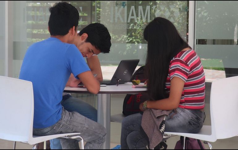 El apoyo económico de la beca Jóvenes Escribiendo el Futuro se entrega directamente al estudiante mediante una tarjeta bancaria. AFP / ARCHIVO