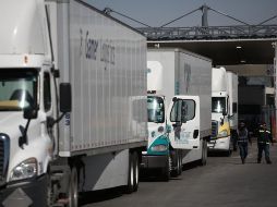 Denuncian que las revisiones en los pasos fronterizos de Texas generan atrasos que de traducen en pérdidas millonarias para la economía. EFE/L. Torres