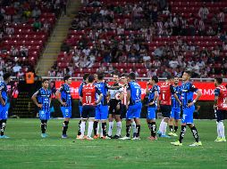 En dos ocasiones detuvo el partido el árbitro y para la tercera decidió dar por terminado el encuentro. IMAGO7