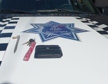 Los uniformados detuvieron al hombre, y luego de una revisión le aseguraron la cartera del afectado. ESPECIAL /