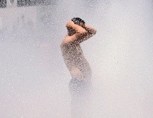 Es en la década de los años noventa, autoridades recomendaron evitar la tradición de mojarse en Sábado Santo, debido a la escasez, cortes y tandeos de agua. AFP / ARCHIVO
