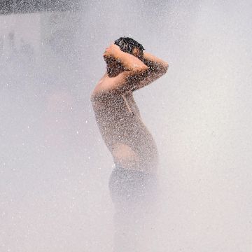 Mojarse en Sábado de Gloria es uno de los rituales más conocidos entre los católicos y dicha tradición viene desde la antigüedad. AFP / ARCHIVO
