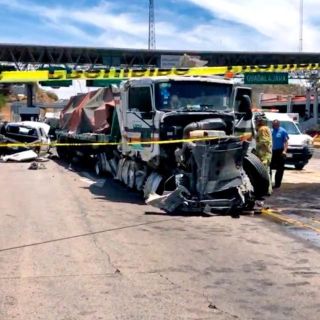 Tráiler embiste caseta en autopista Guadalajara-Tepic; hay un niño muerto y varios heridos (VIDEO Y FOTOS)