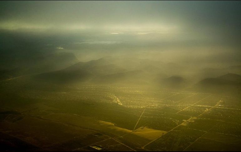 Fotografía cedida por la Sader donde se observa una capa de nubes para generar lluvia en la ciudad de Monterrey. EFE/Sader