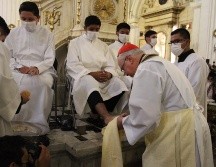 Caminando, en silla de ruedas, con andadera o bastón, los fieles seguían llegando aún pasada la media hora de haber comenzado la misa. EL INFORMADOR / A. Camacho