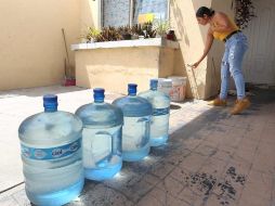 Eva Coronado, vecina de la colonia El Rosario, tuvo que comprar garrafones ante la falta de agua potable. EL INFORMADOR/A. Camacho