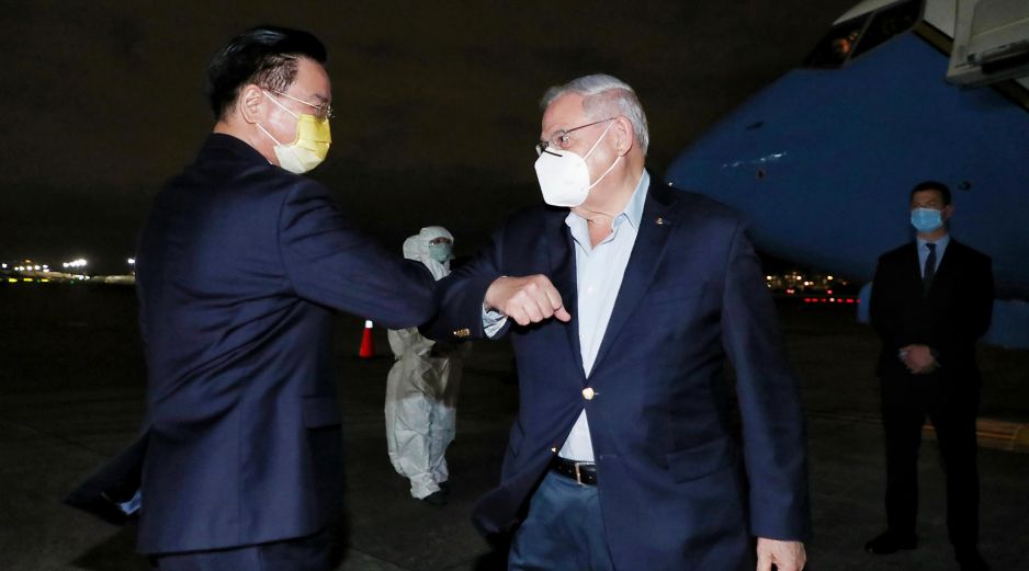 Joseph Wu, ministro taiwanés del exterior, recibe en Taipéi al senador Bob Menéndez. AP/Ministerio del Exterior de Taiwán
