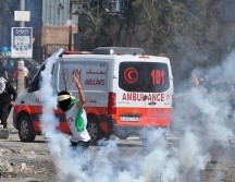 Decenas de jóvenes alborotadores encapuchados 