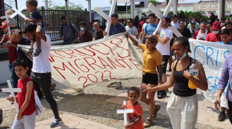 Los migrantes llegaron hasta la Iglesia de San Agustín, ubicada en el centro de Tapachula, donde culminaron este caminar con las cruces, lonas y mantas. EFE / J. Blanco